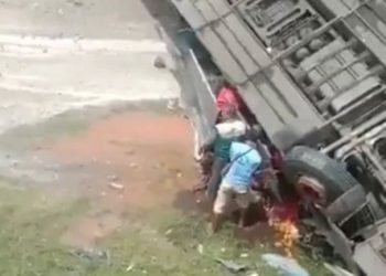 Bus Terjun ke Tol !!! Dua Meninggal Dunia dan 16 Masih Dirawat