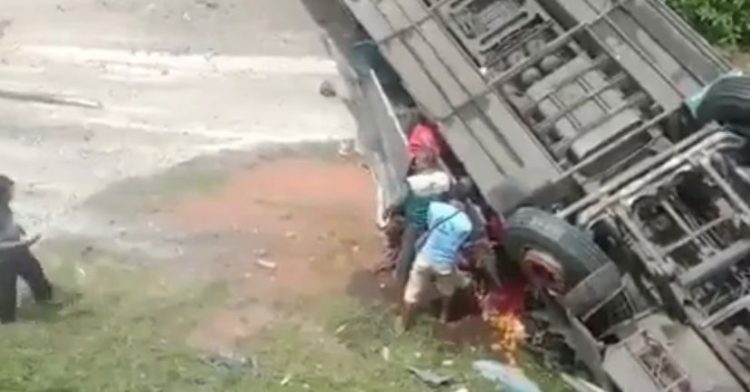 Bus Terjun ke Tol !!! Dua Meninggal Dunia dan 16 Masih Dirawat