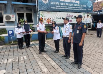 30 Pegawai Terima Tanda Kehormatan, Begini Pesan Teguh