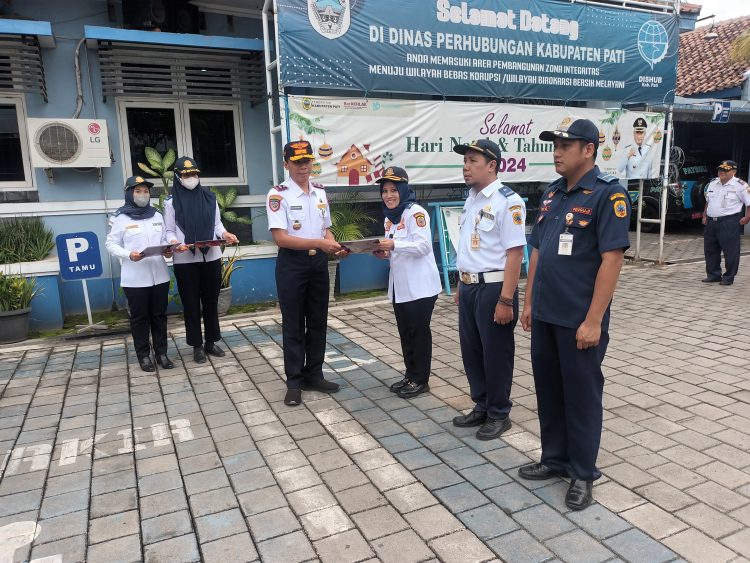 30 Pegawai Terima Tanda Kehormatan, Begini Pesan Teguh