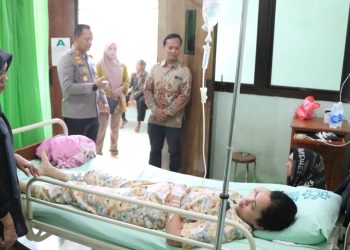 Jatuh Sakit, Kapolres dan KPU Jepara Jenguk Anggota KPPS