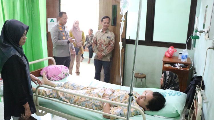 Jatuh Sakit, Kapolres dan KPU Jepara Jenguk Anggota KPPS