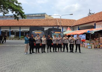 Warga Karanganyar Terima Bantuan Sembako