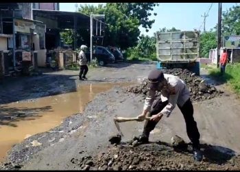 Jalan Rusak Parah, Polisi Peduli Keselamatan Bagi Pengendara