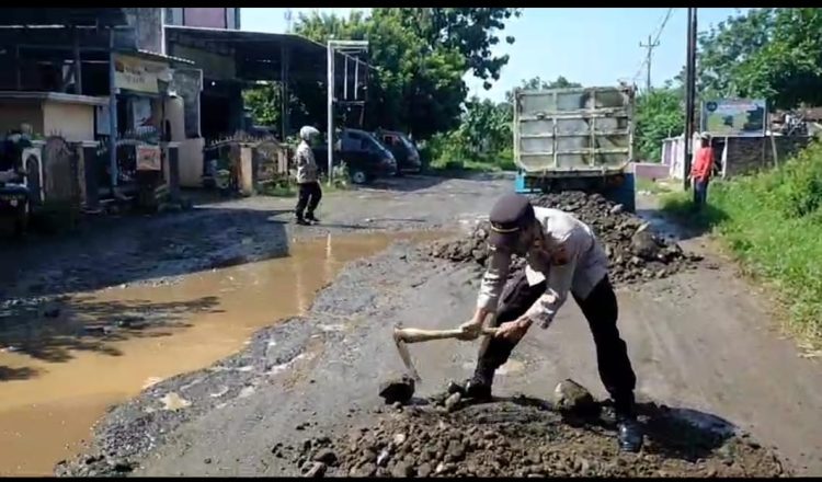 Jalan Rusak Parah, Polisi Peduli Keselamatan Bagi Pengendara