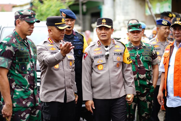Korban Banjir Terima Bantuan Sembako