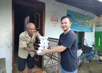 Dampak Banjir, Calon legislatif Menang Berbagi Makanan Saji