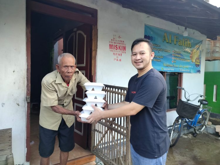 Dampak Banjir, Calon legislatif Menang Berbagi Makanan Saji