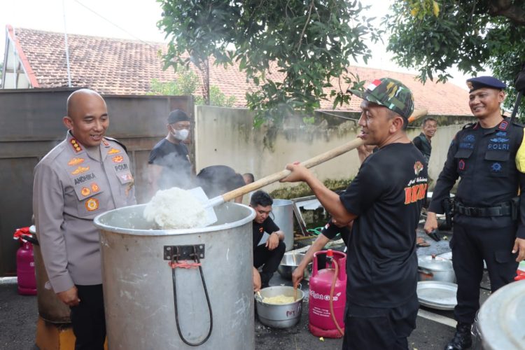 Polresta Pati Buka Dapur Umum