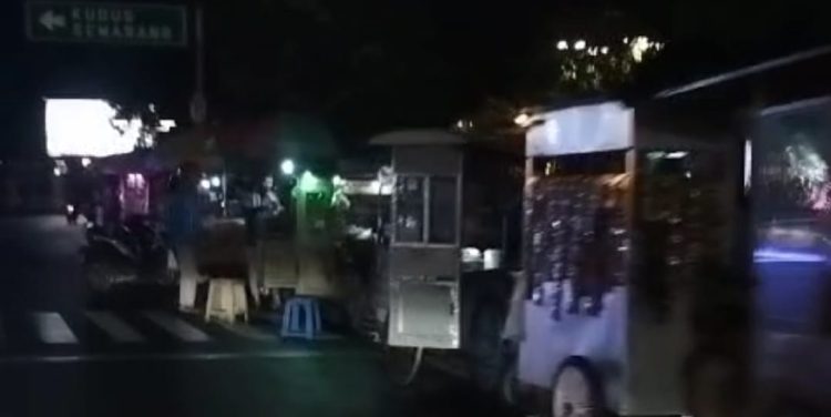 Pemkab Pati Tutup Mata Terkait PKL Jualan di Alun – Alun Simpang Lima