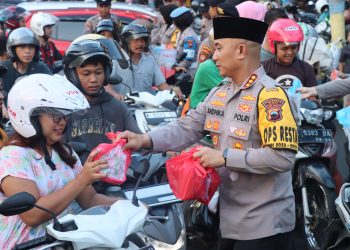 Berbagi Takjil dan Paket Sembako, Kapolresta Pati Dekat Masyarakat