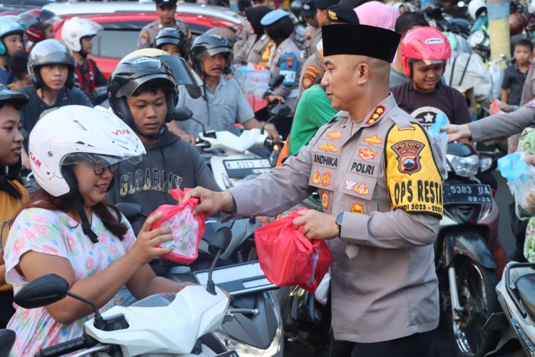 Berbagi Takjil dan Paket Sembako, Kapolresta Pati Dekat Masyarakat