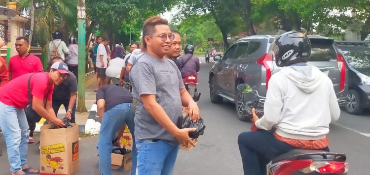 FWP Berbagi Ratusan Nasi Kotak dan Takjil