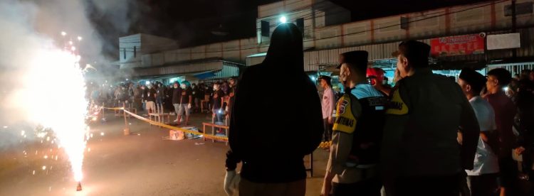 Warga Ngablak Antusias “Pesta Kembang Api”