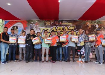 Trabas Kamtibmas Dibuka, Kapolda Jateng Berikan Bantuan Sembako ke Masyarakat