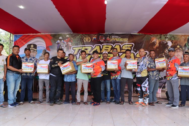 Trabas Kamtibmas Dibuka, Kapolda Jateng Berikan Bantuan Sembako ke Masyarakat