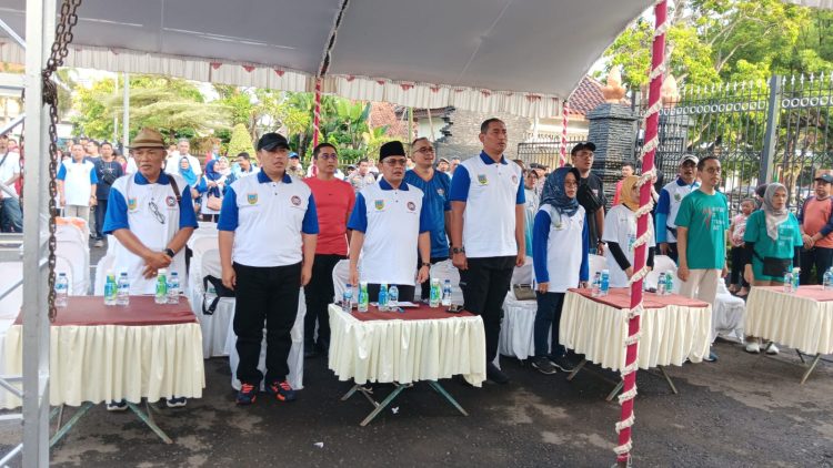 Jalan Sehat, Kapolres Kudus Meriahkan Hari Buruh Internasional