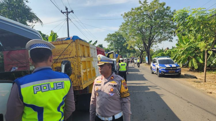 Muatan Galian C !! Polisi Periksa Puluhan Dump Truk