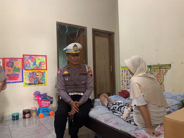 Korban Kecelakaan di Jenguk Kanit Gakkum Polres Kudus