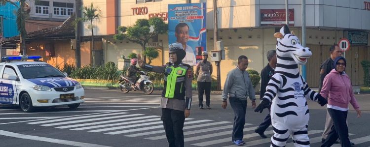 Badut Zebra Ciptakan Rasa Aman !! Polisi Lalu Lintas Turun