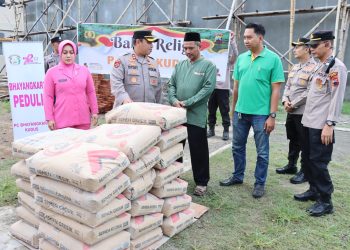 Pembangunan Masjid, Kapolres Kudus Sumbang 60 Sak Semen dan Uang Tunai