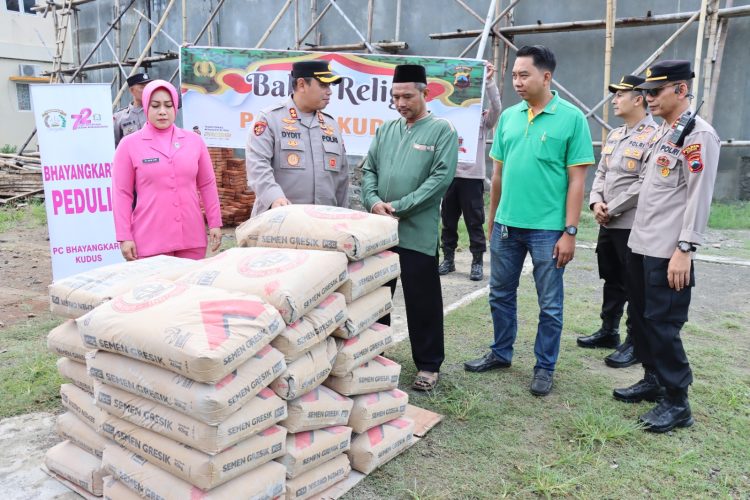 Pembangunan Masjid, Kapolres Kudus Sumbang 60 Sak Semen dan Uang Tunai