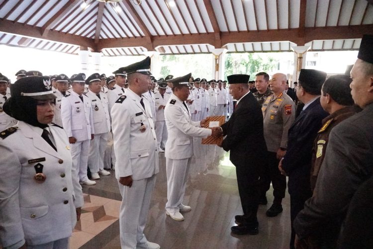 Masa Jabatan 8 Tahun, Kini Kades di Pati Terima SK