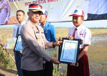 Gelar Baksos !! Kapolresta Pati Berikan Beasiswa ke Tiga Siswa Prestasi