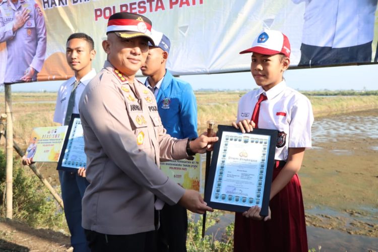 Gelar Baksos !! Kapolresta Pati Berikan Beasiswa ke Tiga Siswa Prestasi