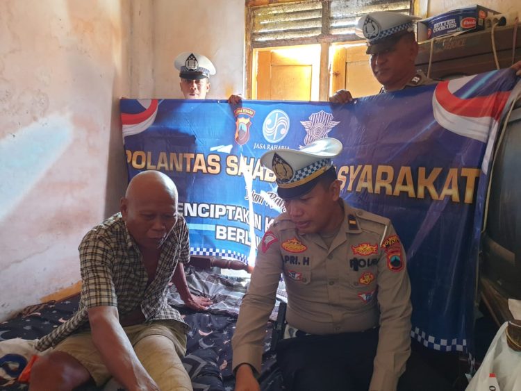 Bantuan di Serahkan !! Satlantas Polresta Pati Peduli Korban Laka Lantas