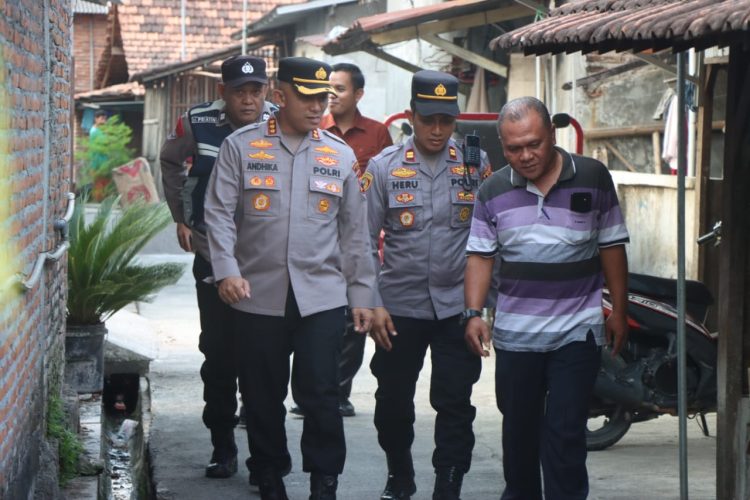 Warga di Dua Desa Terima Bantuan Paket Sembako dan Uang Tunai