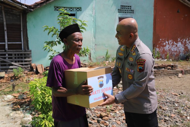 Penerima Bantuan Sosial Apresiasi Polresta Pati