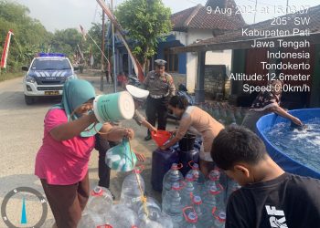 Kekeringan di Wilayah Desa, Kini Satlatantas Polresta Pati Salurkan Bantuan Air Bersih