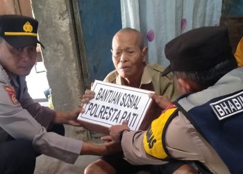 Kapolsek Kayen Berbagi Bansos ke Dua Warga Terkena Lumpuh