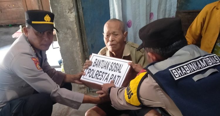 Kapolsek Kayen Berbagi Bansos ke Dua Warga Terkena Lumpuh