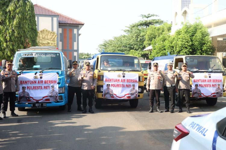 Masyarakat Terima Droping Air Bersih, Kini 12 Tangki di Kirim