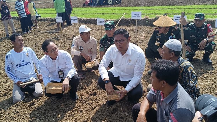 Wamen RI Sudaryono Tinjau Kekeringan di Pati, Dorong Pembangunan Embung dan Irigasi