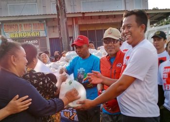Bersama Para Santri, Paslon Budi – Novi Bagikan Sayuran Segar di Cluwak