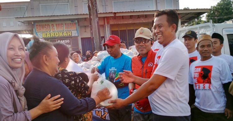 Bersama Para Santri, Paslon Budi – Novi Bagikan Sayuran Segar di Cluwak