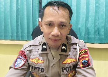 Samsat Pati Bagikan Susu dan Roti Gratis untuk Warga Tertib Pajak