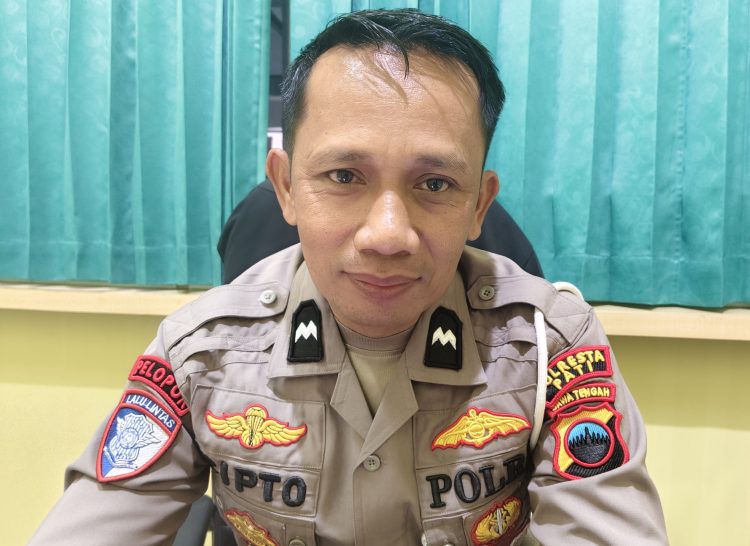 Samsat Pati Bagikan Susu dan Roti Gratis untuk Warga Tertib Pajak