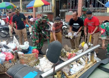 Hari Juang TNI AD ke 79, Koramil 02/Juwana Bersih – Bersih di Pasar Tradisional