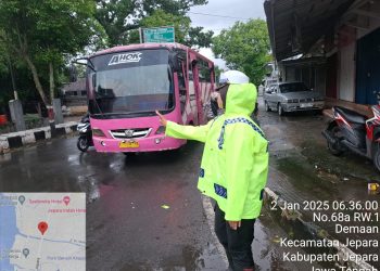 Meski Hujan Mengguyur, Polisi Siaga di Lapangan