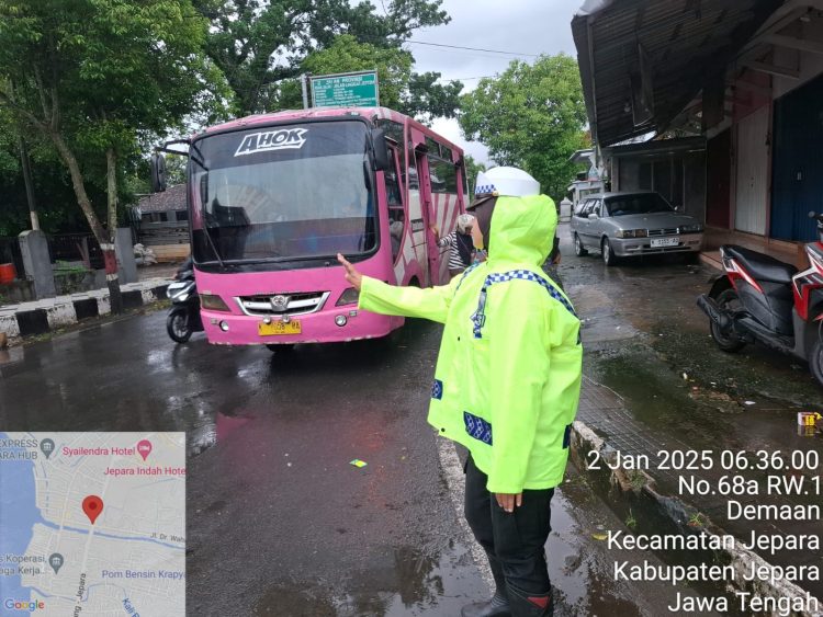 Meski Hujan Mengguyur, Polisi Siaga di Lapangan