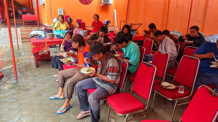 Antusias Warga Padati Makan Gratis di Kelenteng Hok Tik Bio Pati