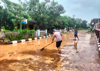 Banjir di Wedarijaksa Surut, Warga dan Aparat Gotong Royong Bersihkan Lumpur