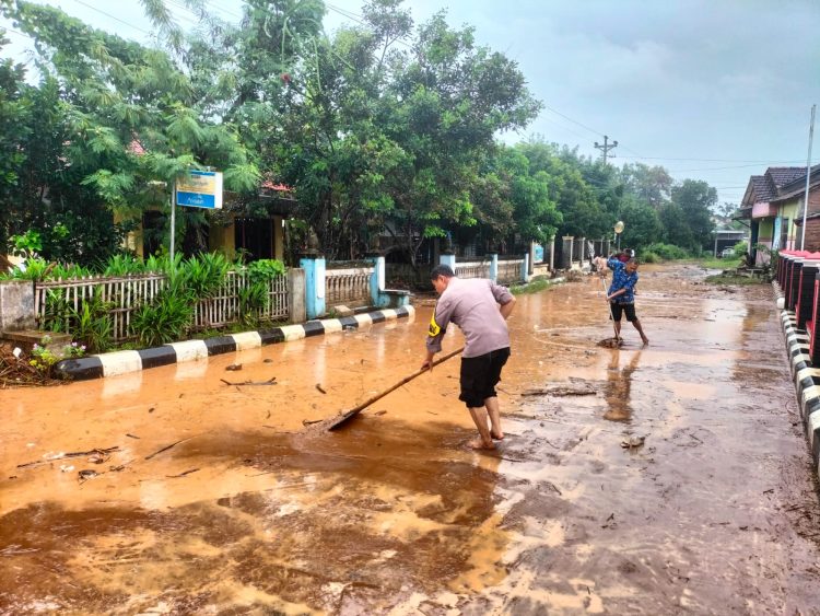 Banjir di Wedarijaksa Surut, Warga dan Aparat Gotong Royong Bersihkan Lumpur
