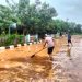 Banjir di Wedarijaksa Surut, Warga dan Aparat Gotong Royong Bersihkan Lumpur