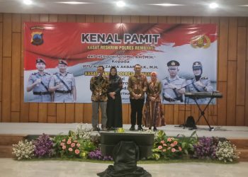 Kapolres Rembang Berikan Cinderamata ke Pejabat Lama