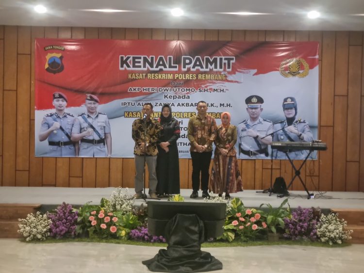 Kapolres Rembang Berikan Cinderamata ke Pejabat Lama